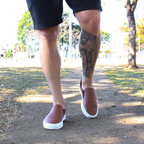 Tenis Slip On Iate Casual Caramelo Sapatenis Sem Cadarço Moderno Leve Macio Confortavel + Relógio